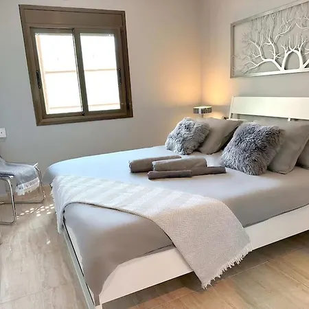 Apartment 8 Min Walk To The & 10 Min Walk To Convention Centre ! *