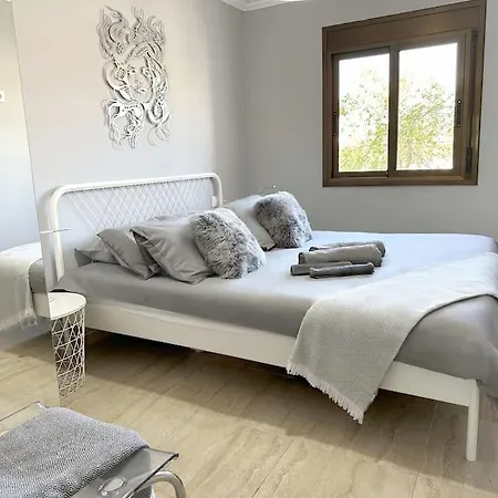 8 Min Walk To The & 10 Min Walk To Convention Centre ! Barcelona