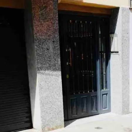 8 Min Walk To The & 10 Min Walk To Convention Centre ! Apartment *