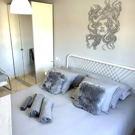 Apartment 8 Min Walk To The & 10 Min Walk To Convention Centre ! *