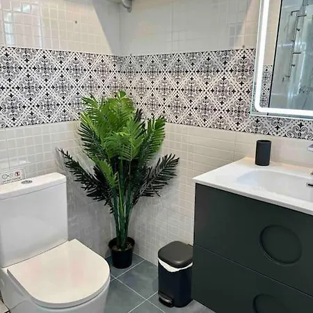 8 Min Walk To The & 10 Min Walk To Convention Centre ! Apartment *