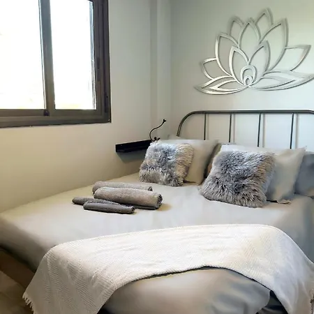 8 Min Walk To The & 10 Min Walk To Convention Centre ! Apartment