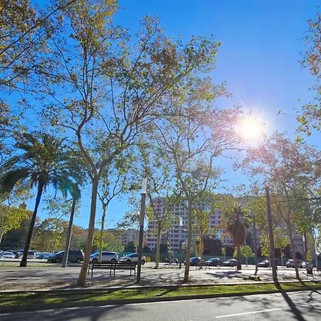Apartment 8 Min Walk To The & 10 Min Walk To Convention Centre ! *